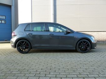 GOLF GTI VII Met 18 inch OXXO VAPOR BLACK velgen en winterbanden