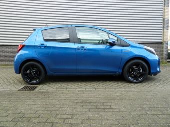 Borbet F zwart onder een Toyota Yaris Hybride