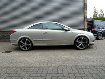 Opel Astra H Twintop met Borbet S grafiet gepolijst 19 inch velgen