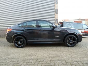 BMW X4 met 19 inch Borbet XR zwart velgen