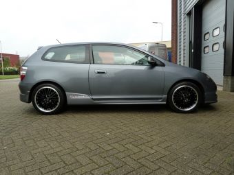 Borbet CW2 zwart gepolijst 17 inch onder een Honda Civic Sport