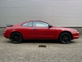 Borbet F zwart onder een Toyota Celica