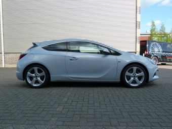 Opel Astra GTC met Borbet CW1 zwart gepolijst 19 inch velgen