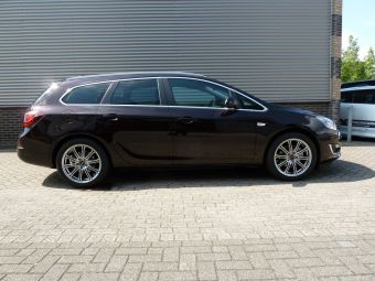 Opel Astra Sports Tourer met Borbet CW1 zilver 17 inch