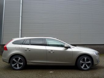 Borbet CC zwart gepolijst 17 inch  velgen onder een Volvo V60 Hybride