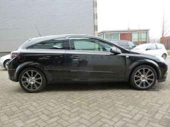 Opel Astra GTC 4 gaats met Borbet CW1 zwart gepolijst 17 inch