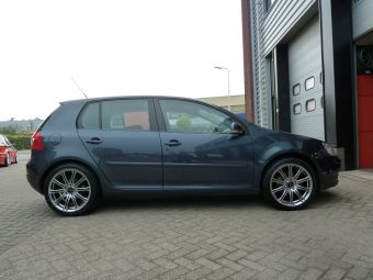 Velgen Borbet CW1 zilver 18 inch onder een VW Golf V