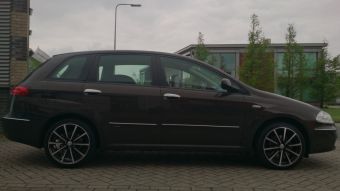 Borbet BL5 velgen zwart gepolijst 18 inch onder een Fiat Croma