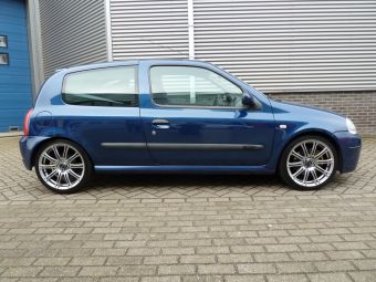 Borbet CW1 zilver 17 inch onder een Renault Clio