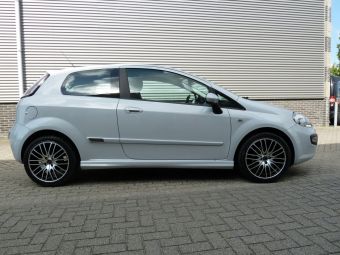 Fiat Punto Evo met Borbet CW4 zwart gepolijst 17 inch velgen