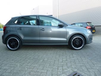 Borbet CW2 zwart gepolijst 17 inch velgen onder een VW Polo