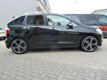 Borbet XL 18 inch onder een Honda FR-V