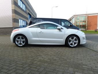 Borbet CC zilver 18 inch velgen onder een Peugeot RCZ