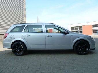 Borbet F zwart 17 inch velgen onder een Opel Astra H Station