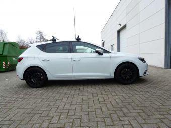 Niu wheels velgen type M matzwart onder een Seat Leon in 18 inch met 225/40/18 banden 