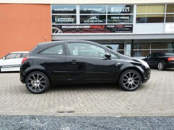 Borbet CW1 zwart gepolijste velgen onder Opel Corsa D in 17 inch 