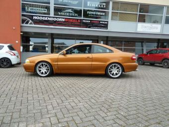 Velgen MONACO MIRABEAU 8X18 gemonteerd onder een Volvo C70 met Vredestein ULTRAC SATIN 225/40ZR18 