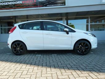 OXXO velgen type Oberon 4 Black gemonteerd in 16 inch onder een Ford Fiesta