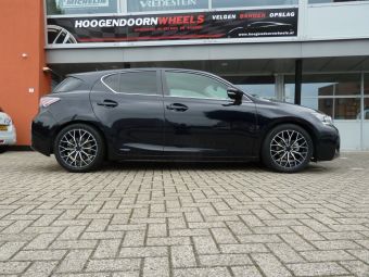 NIU WHEELS Y MAT ZWART GEPOLIJST 17 inch velgen gemonteerd onder een Lexus CT 200