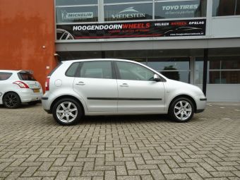 VW POLO met RIAL DAVOS 15 inch velgen 