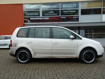 Dotz Shift Black/Pol velgen met Vredestein Quatrac 5  4 seizoenen band 225/45/17 gemonteerd onder een VW TOURAN 