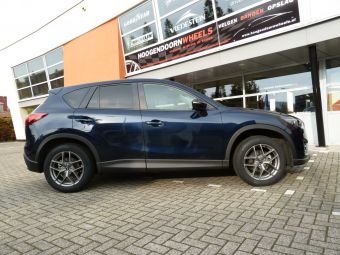 Borbet velgen Type Y 18 inch met 4 seizoen banden gemonteerd onder een Mazda CX-5 