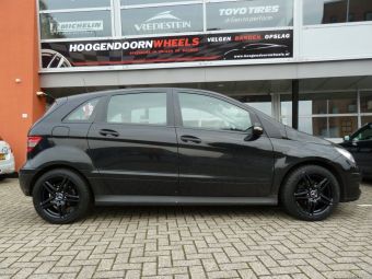 MERCEDES B KLASSE MET BORBET XR ZWART 17 INCH VELGEN MET 4 seizoen banden 