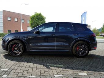 PORSCHE CAYENNE MET 21 INCH GMP DEDICATED VELGEN TYPE TARGA ZWART MET WINTERBANDEN 