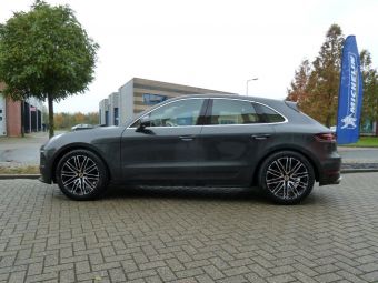 Porsche Macan met breedset 20 inch velgen GMP Targa zwart gepolijst met winterbanden