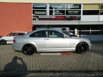 BORBET XR VELGEN zwart OEM BMW GEBOORD GEMONTEERD ONDER EEN BMW 3 SERIE E46 met winterbanden in 17 inch 