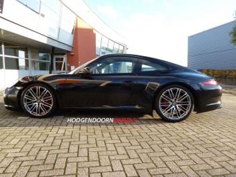 PORSCHE 911 991 met 20 inch GMP Dedicated breed set 20 inch antraciet gepolijst met winterbanden 