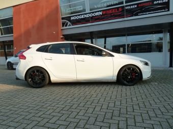 Volvo V40 carbon edition  met 17 inch Borbet velgen type LV-5 17 inch met Continetal wintebanden 225/45/17