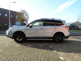 Team Dynamica velgen type prorace 1.2 zwart 18 inch onder een Subaru Forester 