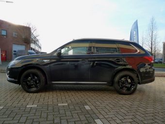 Borbet F velgen zwart gemonteerd onder een Mitsubishi outlander PHEV