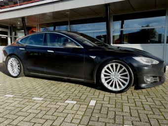 Borbet velgen type BLX zilver breedset 20 inch gemonteerd met winterbanden onder een Tesla S 