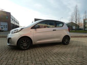 Rial velgen milano antraciet gemonteerd onder een Kia Picanto 