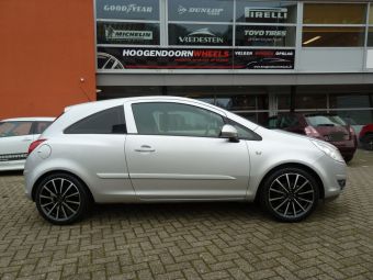 Borbet velgen Bl-5 zwart gepolijst in 17 inch gemonteerd onder een Corsa D