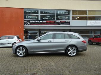 Borbet velgen type S zilver 18 inch gemonteerd als winter set onder een Mercedes C klasse 