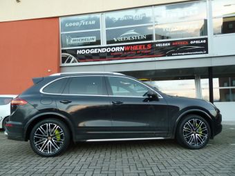 PORSCHE CAYENNE MET 20 INCH GMP DEDICATED VELGEN TYPE TARGA ZWART GEPOLIJST MET WINTERBANDEN EN TPMS SENSOREN