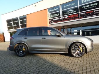 PORSCHE CAYENNE MET 20 INCH CMP DEDICATED VELGEN TYPE TARGA ZWART GEPOLIJST MET WINTERBANDEN EN TPMS SENSOREN