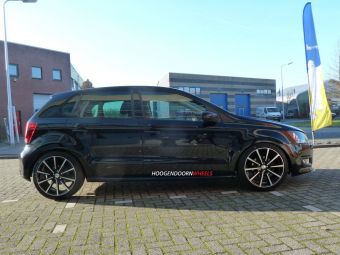 BORBET BL 5 ZWART GEPOLIJST 17 INCH GEMONTEERD ONDER EEN VW POLO 