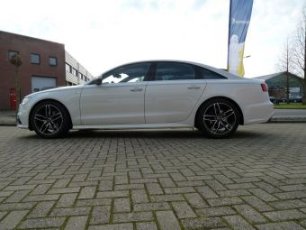 GMP DEDICATED ATOM 19 INCH ZWART GEPOLIJST GEMONTEERD ONDER EEN AUDI A-6