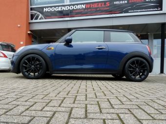 BORBET VELGEN TYPE V GLANS ZWART in 17 inch gemonteerd onder een Mini F56