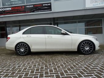  GMP DEDICATED STELLAR ZWART GEPOLIJST GEMONTEERD ONDER EEN MERCEDES C KLASSE 18 INCH VELGEN