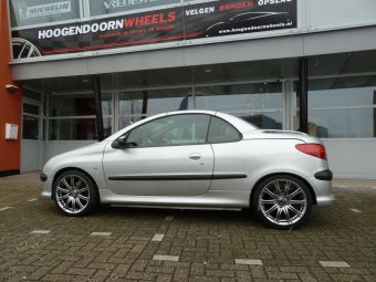 BOBET CW1 HYPER ZILVER GEMONTEERD ONDER EEN PEUGEOT 207 CC 17 INCH VELGEN