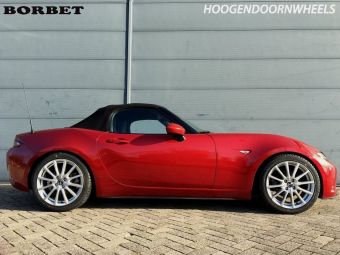 Borbet B-4 zilver velgen in 17 inch gemonteerd onder een Mazda MX-5