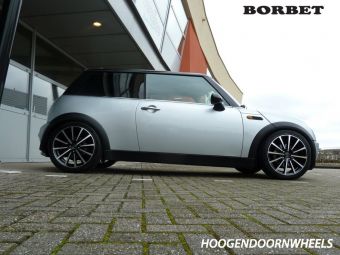 Borbet BL-4 velgen in het zwart gepolijst in 17 inch gemonteerd onder een Mini 