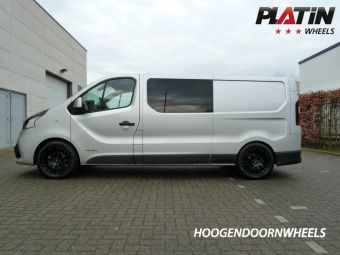 Platin velgen type P70 mat zwart gemonteerd onder een Renault Trafic in 18 inch .