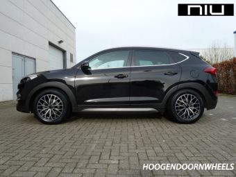 Niu Wheels type Y zwart gepolijst in 18 inch gemonteerd incl TPMS ventielen 