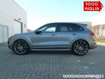 Mille Miaglia velgen M1007 10 x 22 inch antraciet glans gemonteerd onder een Porsche Cayenne met Pirelli 295/30/22 banden